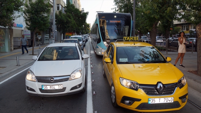 İzmir’de tramvay trafiğe takıldı